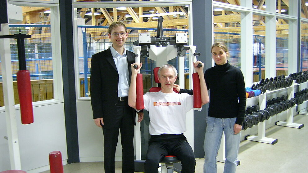 Foto: Als interessierter Sportler informierte sich Paul Neugebauer bei der Sportwissenschaftlerin Karin Schmalfeld von der Bewegungs- und Trainingswissenschaft der Universität Paderborn und Ralf Pahlsmeier vom Ahorn-Sportpark über den neuen Beratungsser