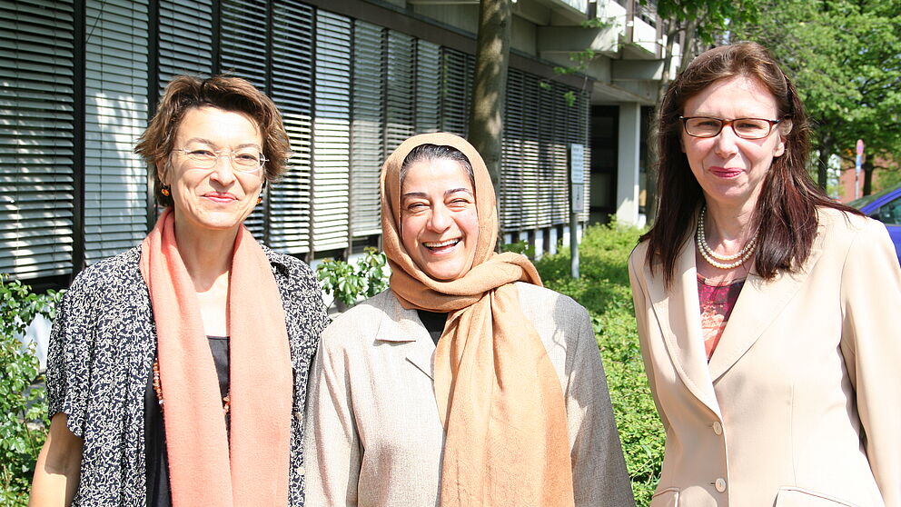 Foto (v. li.): Prof. Dr. Helga Kuhlmann, Institut für Evangelische Theologie der Universität Paderborn, die neue Lehrbeauftragte für islamische Theologie Hamideh Mohagheghi und Prof. Dr. Rita Burrichter, Institut für Katholische Theologie der Universi