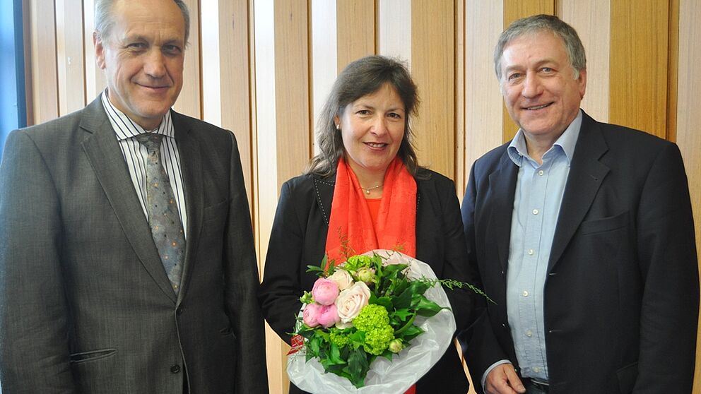 Foto (Universität Paderborn, Mark Heinemann): Der Rat der Fakultät Elektrotechnik, Informatik und Mathematik um Dekan Prof. Dr. Franz J. Rammig (l.) und Geschäftsführer Dr. Michael Laska wählte Prof. Dr. Angela Kunoth zur neuen Prodekanin des Institu