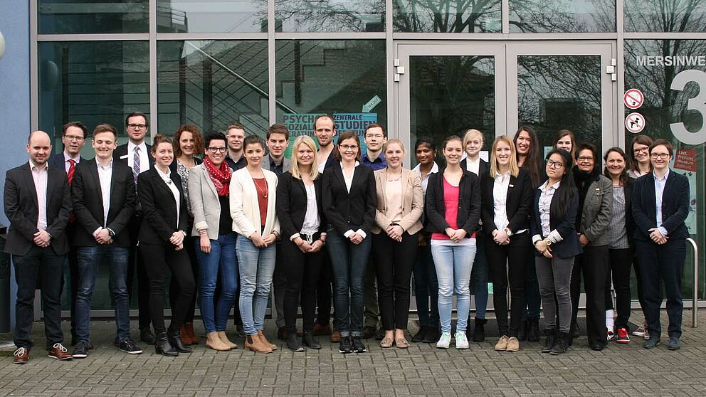 Foto: Teilnehmer/innen der Winter School 2015 und Vertreter/innen der Unternehmen bei der Abschlusspräsentation an der Universität Paderborn (Foto: Universität Paderborn, Cinderella Schröder)