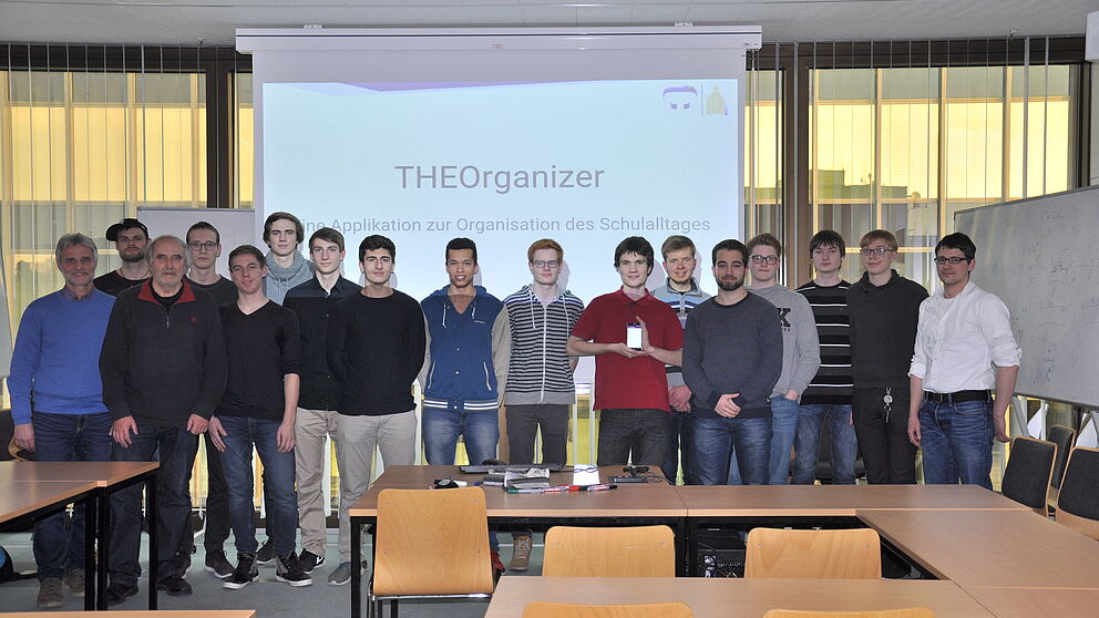 Foto (Universität Paderborn, Isabel Stroschein): Die Projektgruppe des Gymnasiums Theodorianum und Projektbetreuer Jonas Neugebauer (ganz rechts).