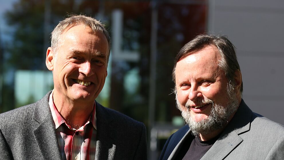 Foto: Wirtschaftspädagogen der Universität Paderborn starten bundesweites Bildungsprojekt „ImTransRegio“: Ein Jahr lang haben Prof. Dr. Peter F.E. Sloane (rechts) und Dr. Helmut Schröder für diesen Forschungsauftrag des Bundesministeriums fü