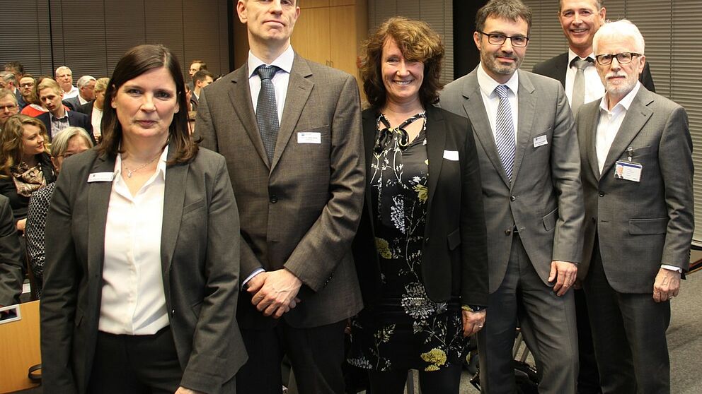 Foto (IHK): Die Veranstaltung „Wirtschaft trifft Wissenschaft 2017“ bot allen Interessierten die Möglichkeit zum Austausch: (v. l.) Dr. Claudia Auinger (Zweigstelle Paderborn, IHK Ostwestfalen zu Bielefeld), Prof. Dr. Stefan Müller (Fakultät für W