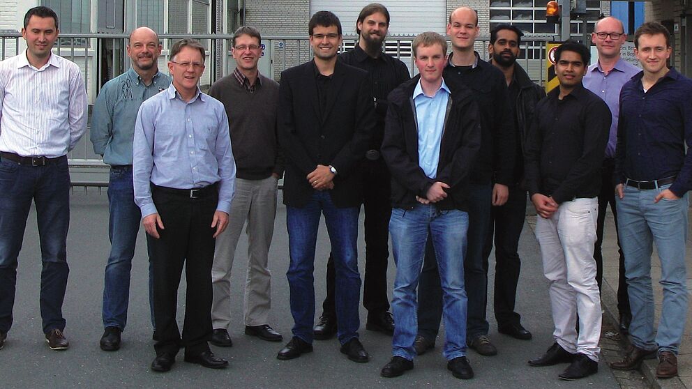 Foto: Nach vier arbeits- und erfahrungsintensiven Wochen freuen sich die Teilnehmer des „Projektlabors Digitale Fabrik“ zusammen mit den Auftraggebern der Parker Hannifin Manufacturing Germany GmbH & Co. KG und Projekt-Koordinator Marcus Petersen übe