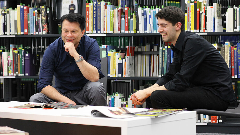Foto (Universität Paderborn, Adelheid Rutenburges): Bei der Recherche in der Unibibliothek: Markus Kavka (links)