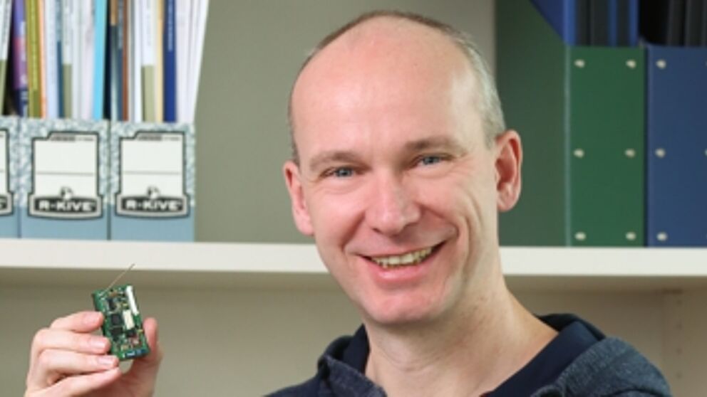 Foto (Heinz Nixdorf Institut): Prof. Falko Dressler forscht auf dem Gebiet der adaptiven drahtlosen Kommunikation sowie an der Selbstorganisation massiv verteilter Systeme.