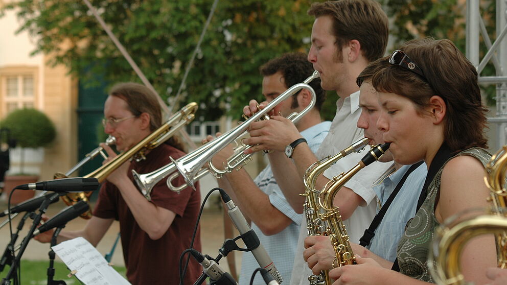 Foto: „Feedback“, eine seit 2001 bestehende Band der Universität Paderborn, deren 16 Mitglieder Studentinnen und Studenten sind, legt besonderen Wert auf die stiltypische Interpretation der Stücke.