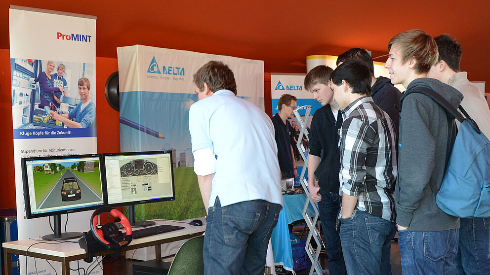 Foto (Universität Paderborn): Mit dem E-Day möchte das Institut für Elektrotechnik Schüler und angehende Studenten für das Studienfach Elektrotechnik interessieren und über den Beruf des Elektrotechnik-Ingenieurs informieren.
