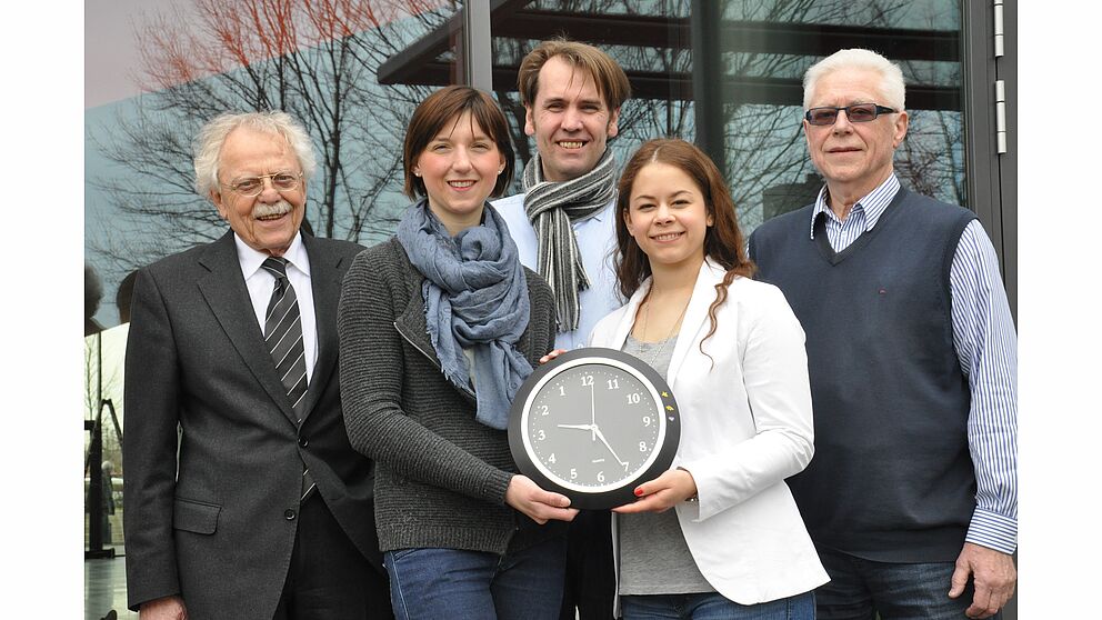 Foto (Universität Paderborn, Patrizia Höfer): Professor Dr. Rolf Schulmeister (Universität Hamburg), Alessa Schlafke (Soziologie), Oliver Rabe (Fachschaft Mathematik/Informatik), Ann-Christine Leddington (Soziologie) und Professor Dr. Uwe Kastens (Inst