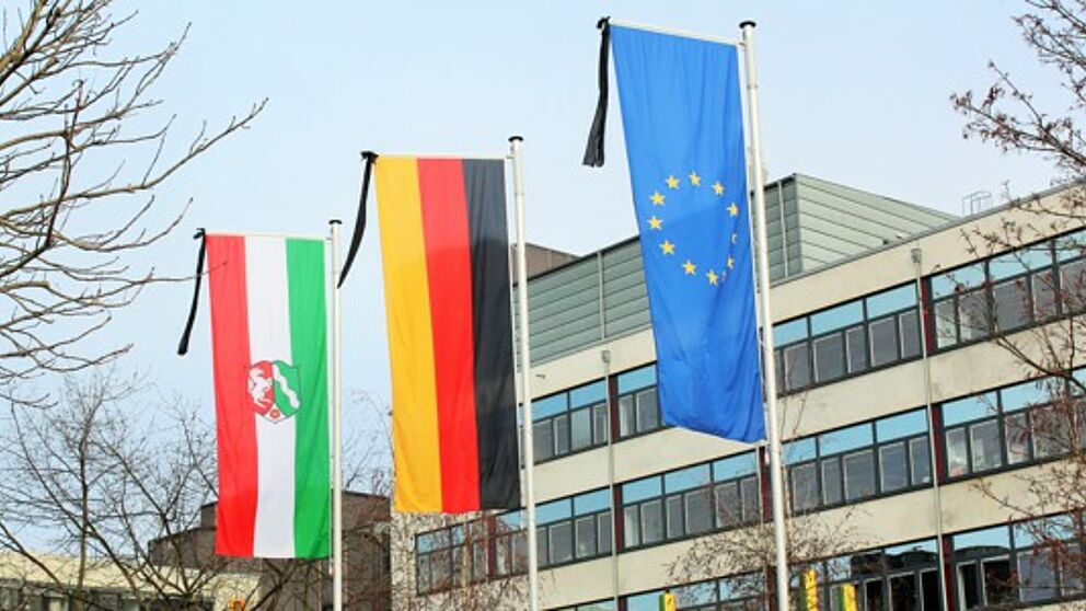 Foto (Universität Paderborn, Vanessa Dreibrodt): Trauerbeflaggung vor dem Audimax.