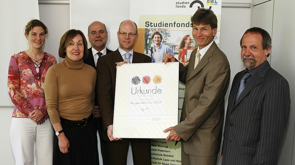 Personen von links nach rechts: Katja Urhahne (Geschäftsführerin Studienfonds OWL), Prof. Dr. Beate Rennen-Allhoff (Rektorin FH Bielefeld und Vorstand Studienfonds OWL), Prof. Dr. Dieter Timmermann (Rektor Uni Bielefeld und Vorstand Studienfonds OWL), N