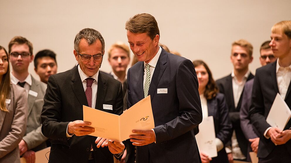 Foto: Studienfonds-Vorstandsvorsitzender und Rektor der Universität Bielefeld, Prof. Dr. Gerhard Sagerer, links, und Förderer-Vertreter Michael Deitert, Vorstandsmitglied der Volksbank Bielefeld-Gütersloh, bei der feierlichen Stipendienvergabe in der U