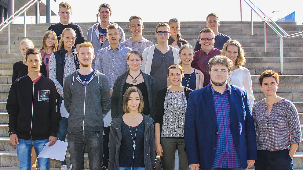 Foto (Universität Paderborn, Johannes Pauly): Ausbildungskoordinatorin Dunja Denecke (r.) begrüßt die neuen Auszubildenden der Universität Paderborn.