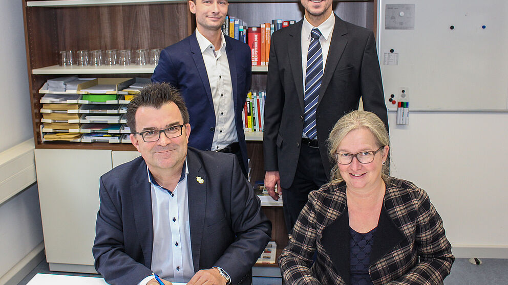 Foto (Universität Paderborn, Johannes Pauly): Vertragsunterzeichnung für ein dreijähriges Habilitations-Stipendium