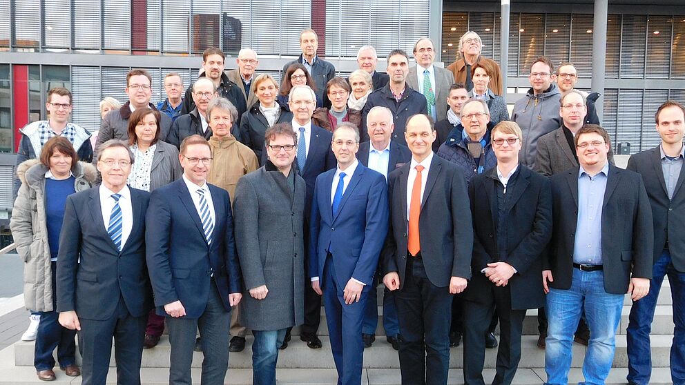 Foto (Universität Paderborn) 1. Reihe v. l.: Christoph Schön, Leiter Stabsstelle Präsidium, Bürgermeister Salzkotten Ulrich Berger, Prof. Dr. Rüdiger Kabst, Vizepräsident Universität Paderborn, Siegfried Finke (MIT Büren), Andreas Breithaupt (MIT 