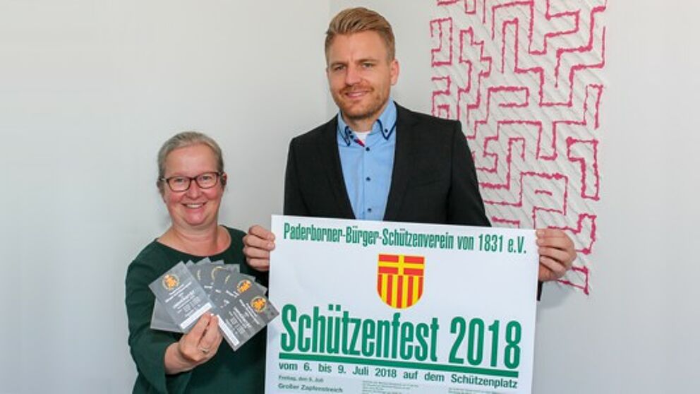 Foto (Universität Paderborn, Johannes Pauly): Wollen für eine Paderborner Tradition begeistern: Simone Probst und Frederik Driller.