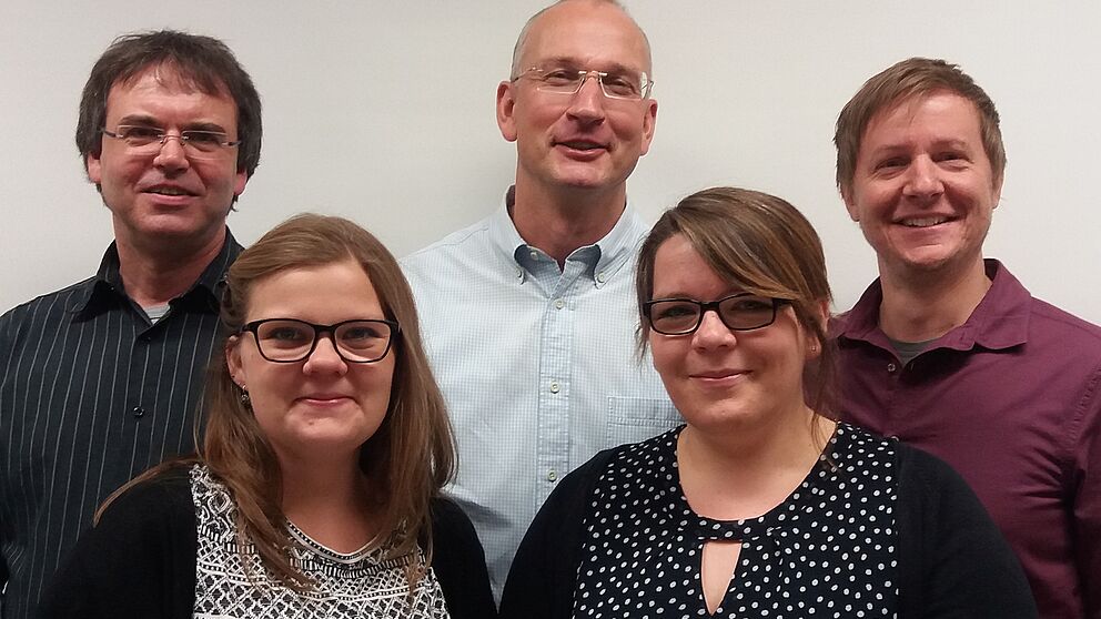 Foto (Universität Paderborn): (v. li.) Dekan Prof. Dr. Torsten Meier, Studentin Nicola Skupin, Sprecher der Physik Prof. Dr. Wolf-Gero Schmidt, Leiterin des Physiktreffs Anna Bauer und Studienberater Dr. Marc Sacher.