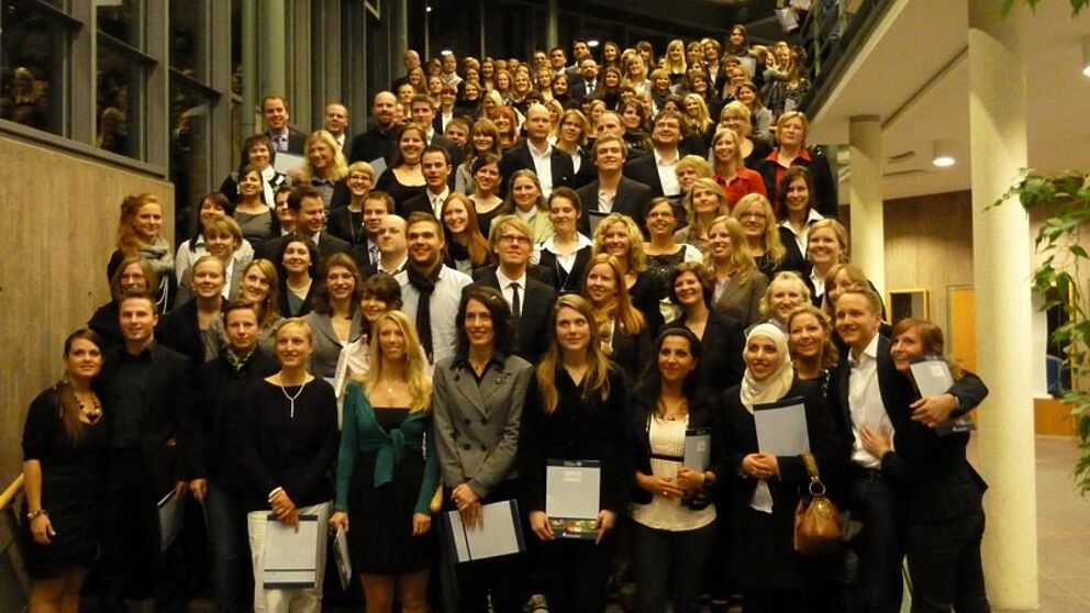 Foto (Universität Paderborn): Die Absolventinnen und Absolventen der Ersten Staatsprüfung nach der Überreichung der Zeugnisse.