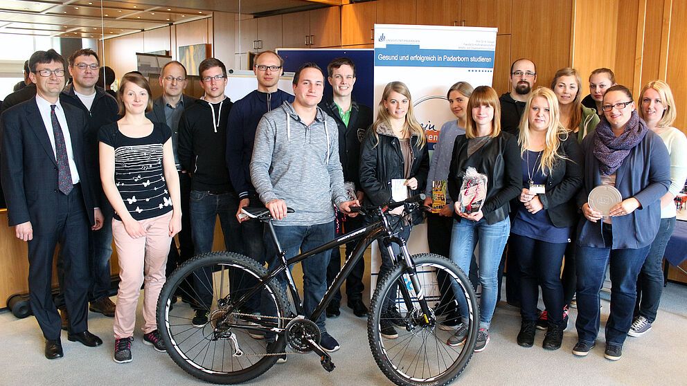 Foto (Universität Paderborn, Heiko Appelbaum): Bei der Preisverleihung. V. l.: Carsten Walther, Uli Kussin, Melissa Naase und Prof. Dr. Niclas Schaper mit den Gewinnerinnen und Gewinnern.