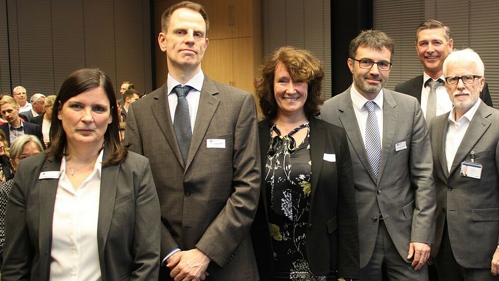 Foto (IHK): Die Veranstaltung „Wirtschaft trifft Wissenschaft 2017“ bot allen Interessierten die Möglichkeit zum Austausch: (v. l.) Dr. Claudia Auinger (Zweigstelle Paderborn, IHK Ostwestfalen zu Bielefeld), Prof. Dr. Stefan Müller (Fakultät für W