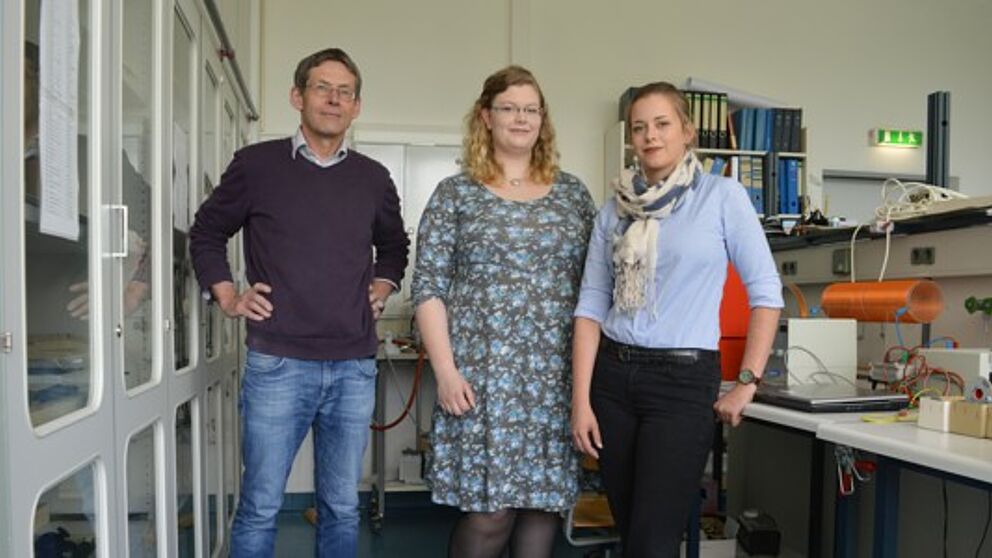 Foto (Westfalen-Kolleg Paderborn): v. l. Dr. Udo Schelb (Physiklehrer am Westfalen-Kolleg) und die Studierenden Katharina Waldeyer und Ellen Reetz.