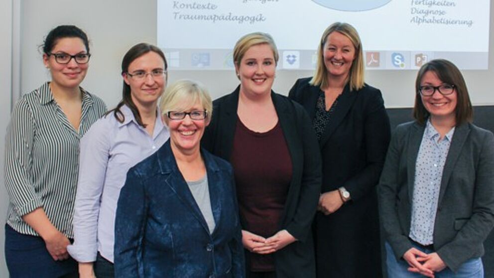 Foto (Universität Paderborn, Johannes Pauly): Das Team des neuen Studiums (v. l.): Mahin Yahouzade und Irene Warkentin, beide studentische Hilfskräfte, sowie das Dozentinnenteam Ulla Jung, Lisa Otto, Prof. Dr. Constanze Niederhaus, Tetyana Vasylyeva und