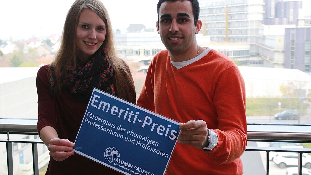 Foto (Universität Paderborn, Vanessa Dreibrodt): Rebekka Wohlrab und Amin Minakar, beide Studierende der Universität Paderborn, erhalten das von den ehemaligen Professorinnen und Professoren finanzierte einjährige Stipendium in Höhe von je 3.600 €.