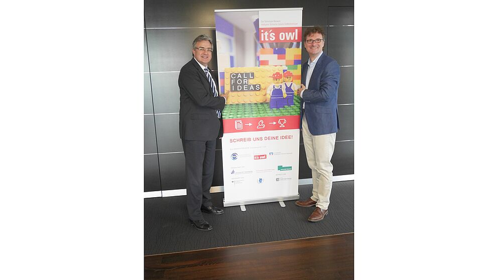 Foto (Universität Paderborn, TecUP): Karl-Heinz Rawert (li.) und Prof. Dr. Rüdiger Kabst kurbeln das Gründungs-Geschehen in OWL an.