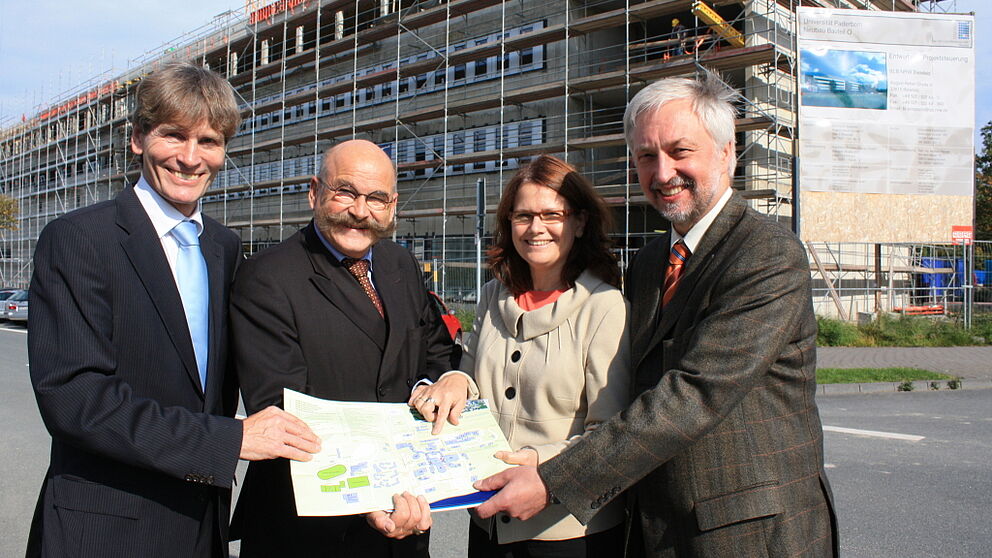 Foto (Universität Paderborn, Frauke Döll): Freuen sich über vorangetriebene Baumaßnahmen: Uni-Präsident Prof. Dr. Nikolaus Risch, Kanzler Jürgen Plato, Vizepräsidentin Prof. Dr. Dorothee M. Meister und Vizepräsident Prof. Dr. Wilhelm Schäfer (v. 