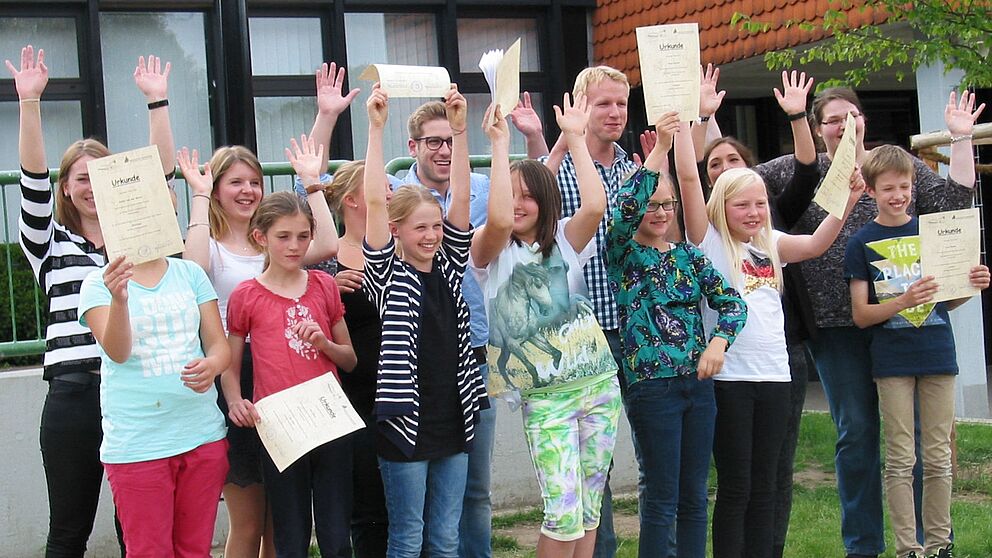 Foto: Die FFP-Schülerinnen und Schüler und die Lehramtsstudierenden nach Überreichung der Urkunden für ihre engagierte Mitarbeit im Projekt.
