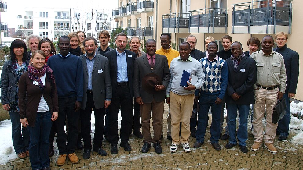Foto (Universität Paderborn, Martin Decking): Leiten die Veranstaltung: Prof. Dr. Michael Hofmann (vorn, 3. v. li.) und Prof. Dr. Norbert Otto Eke (vorn, 4. v. li.). Von der ersten Paderborner Tagung zur deutsch-afrikanischen Literaturwissenschaft erhoff