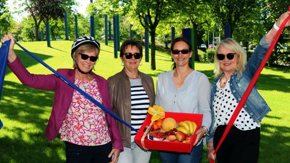 Foto (Heiko Appelbaum): Sportlich und gut gelaunt: Sandra Bischof (3. v. l.) überreichte den gesundheitsbewussten Uni-Bibliotheks-Mitarbeiterinnen Rosa Wahl, Edith Haase und Jutta Seidl (v. l.) frisches Obst.