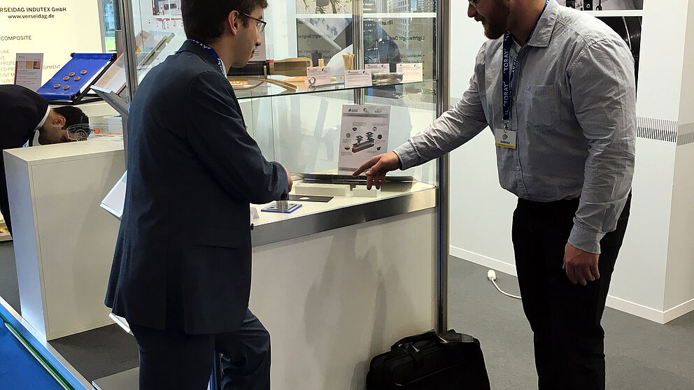 Foto (ILH): Präsentation und Diskussion der Hybrid-Demonstratoren.