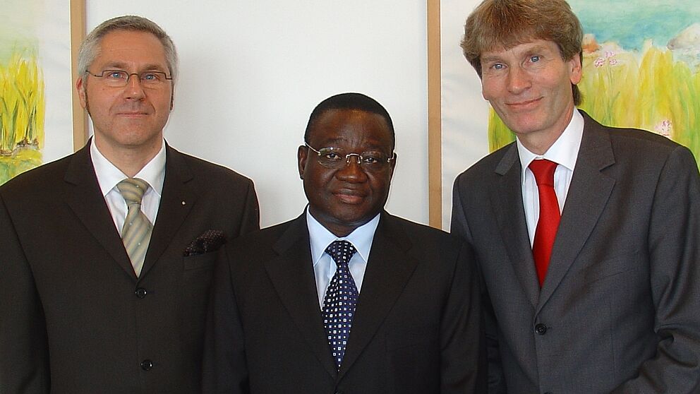 Foto (Universität Paderborn, Martin Decking): Planen eine Kooperation zwischen den Universitäten Paderborn und Ouagadougou (v. li.): Prof. Dr. Dieter Krimphove, Botschafter Xavier Niodogo und Uni Präsident Prof. Dr. Nikolaus Risch.