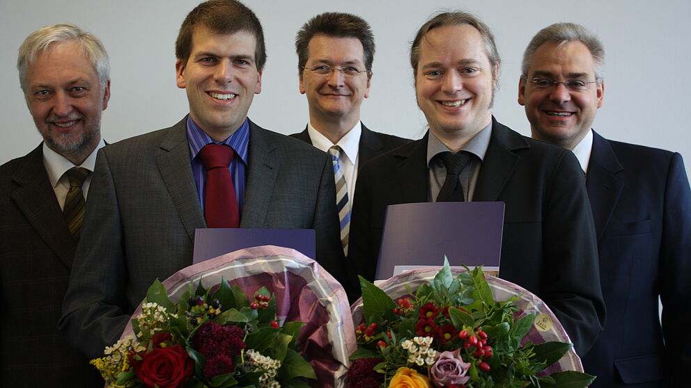 Foto (Universität Paderborn, Patrick Kleibold): (v.l.) Prof. Dr. Wilhelm Schäfer, Dr.-Ing. Thomas Niendorf, Dr.-Ing. Mario Porrmann, Juniorprofessor Dr. Hannes Frey und Dr. Eric Klemp bei der Vergabe der Forschungspreise.