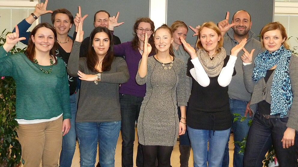 Foto (Silvia Sporkmann): Claudia Decker (Koordinatorin des Netzwerks, hinten links), Mostapha Boukllouâ (Landeskoordinator der Netzwerke mit Zuwanderungsgeschichte NRW, hinten rechts) und die Mitglieder sind stolz auf zwei Jahre Studierendennetzwerk „L