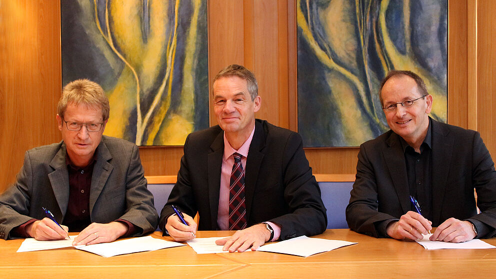 Foto (Universität Paderborn, Heiko Appelbaum): Haben die weitere Kooperation besiegelt (v. l.): Lothar Pelz, Thomas Holm und Prof. Dr. Niclas Schaper.