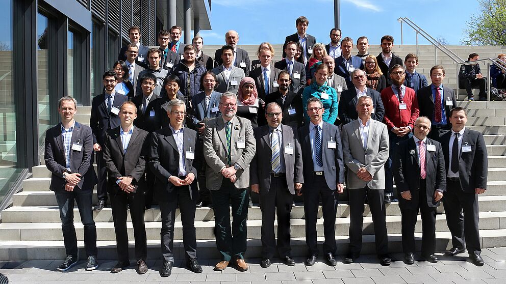 Foto (Universität Paderborn): Einige Konferenzteilnehmer des CAPE Forum 2015 vor dem Q-Gebäude der Universität Paderborn.