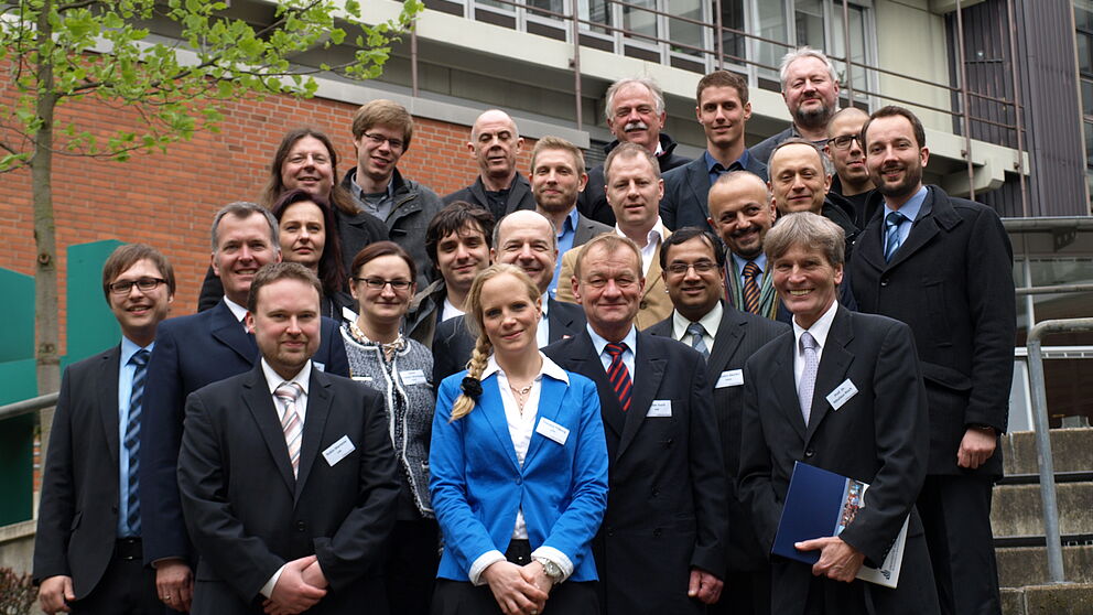 Foto (Universität Paderborn, Bianca Oldekamp): Projektteilnehmer der zehn Partner aus sieben Ländern treffen sich noch bis zum 17. April an der Universität Paderborn. Zum gemeinsamen Foto versammelten sie sich um (erste Reihe, v. l.) Therese Friberg, C
