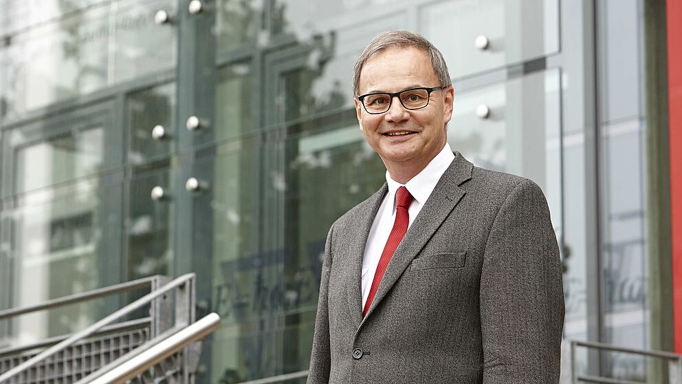 Foto (Universität Paderborn, CeOPP): Prof. Dr. Artur Zrenner, Sprecher des Departments Physik, des Center of Optoelectronics and Photonics (CeOPP) und des Sonderforschungsbereiches Transregio 142, macht das Publikum mit den vielen Facetten des Themas Lic
