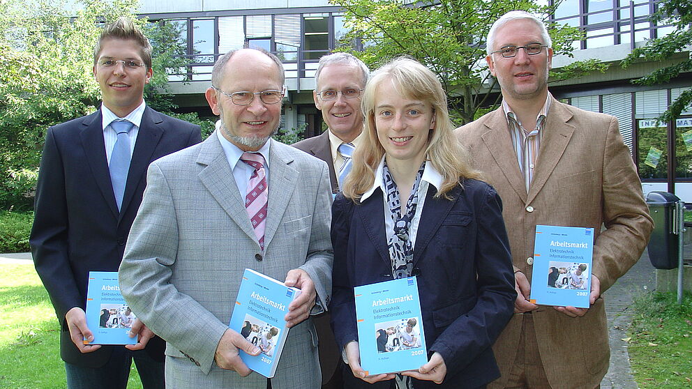 Foto (Tibor Werner Szolnoki): Der Herausgeber Dr. Ingo-G. Wenke (2. v. li.) überreichte dem Vorsitzenden des VDE-Bezirksverein OWL, Dr. Karl-Heinz Gerdes (Mitte), 200 Exemplare des Buches „Arbeitsmarkt Elektrotechnik Informationstechnik 2007“ (Preis 