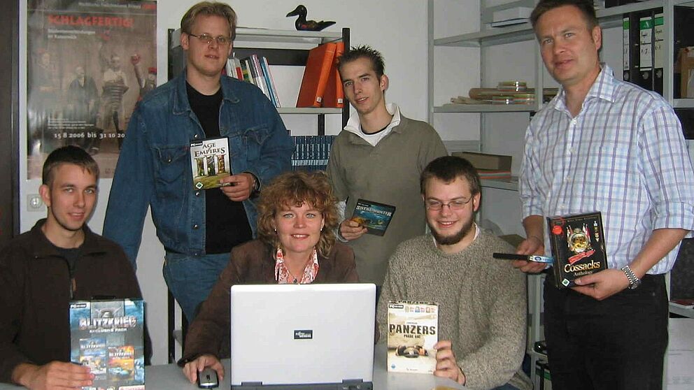 Foto: Der Historiker PD Dr. Rainer Pöppinghege (re.) von der Universität Paderborn untersuchte historische Computerspiele zusammen mit seinen Studierenden (v. li.): Bastian Dawitz, Daniel Pickert, Barbara Burgwedel, Christian Michalke und Alexander Schm