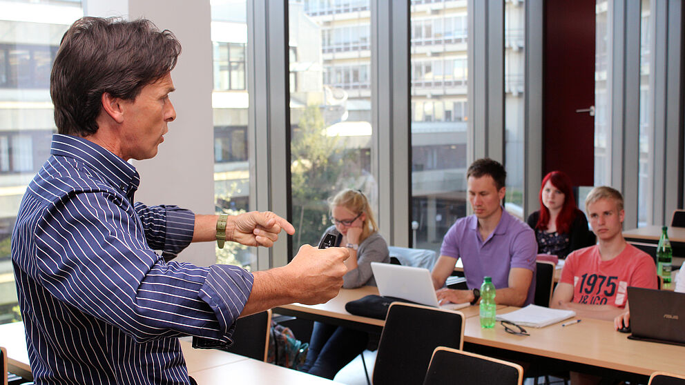 Foto (Universität Paderborn, Heiko Appelbaum): Markus Hornig gab den Studierenden in Paderborn Tipps für ein stressfreies Studium.