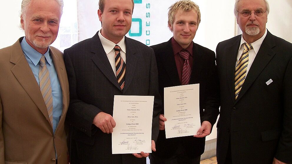Foto (Mark Heinemann): Ausgezeichnete Arbeit: Oliver Seck (2. v. li.) und Tobias Maxisch (3. v. li.) erhielten aus den Händen von Alfons Schmidt (re.) den Lödige-Preis 2008. Die Laudatio hielt Prof. Dr. Hans-Joachim Warnecke, Dekan der Fakultät für Na