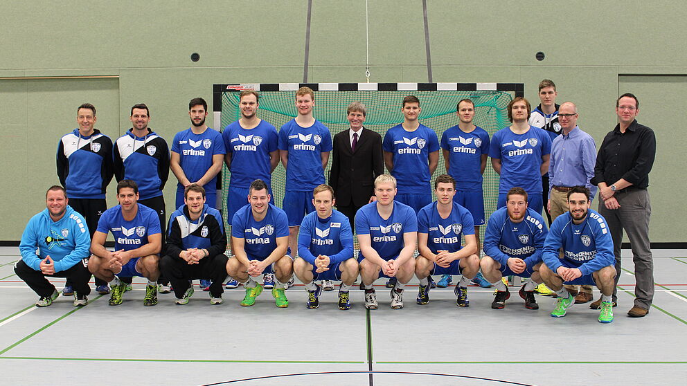 Foto (Universität Paderborn, Frauke Döll): Auf dem Sportcampus zu Gast: Prof. Dr. Dr. Claus Reinsberger (rechts) und Prof. Dr. Jochen Baumeister (2. v. r.) testeten die Spieler des TBV Lemgo auf ihre konditionelle Leistungsfähigkeit. Begrüßt wurde de