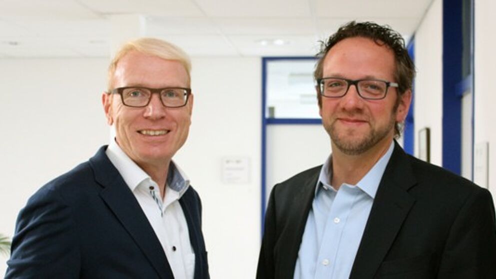 Foto (Universität Paderborn, Heiko Appelbaum): Karl-Julius Sänger (l.) und Prof. Dr. Dr. Claus Reinsberger freuen sich über die neue Kooperation.