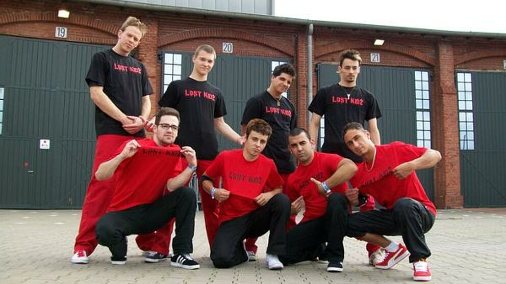 Foto (Lost Kidz Family): hinten von links: Silvester (Kid Rufio), Maksym (Bboy True), James (Kid Robot), Ewald (Bboy Ewaldo); vorne von links: Osman (Bboy Ozz), Christian (Chriszs), Erkan (Aggroboy), Maiko (Jamaiko).