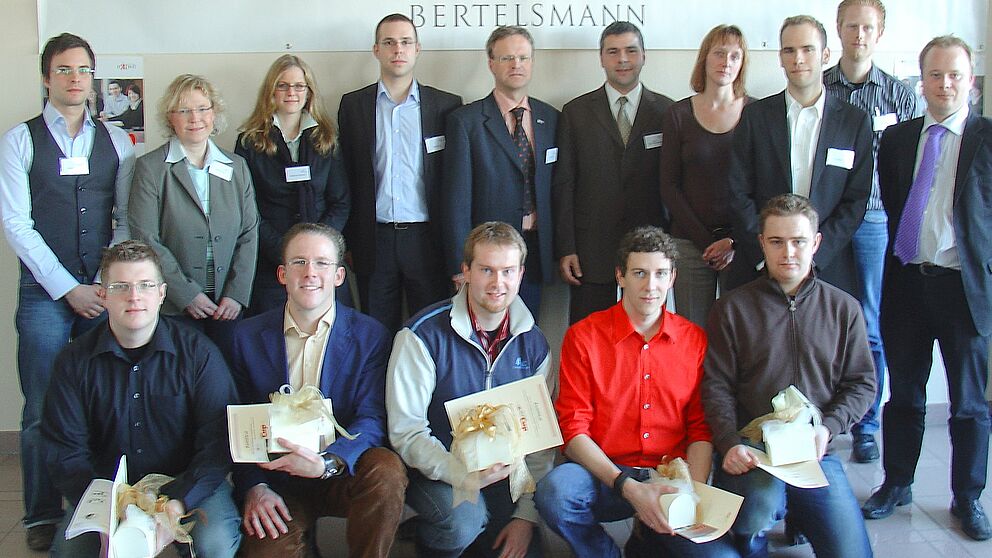 Foto (Martin Decking): Die Sieger des Paderborner EXIST Campus Cup (vorne v. l.) Mark Baukmann, Holger Hagedorn, Cornelius Markert, Stephan Blankenburg, Andreas Korsus zusammen mit den Veranstaltern, Juroren und Sponsoren: Sebastian Tempel, Maria Reimer, 