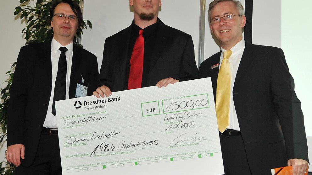Foto: Dominic Eschweiler (Mitte) von der Universität Paderborn erhielt am 24. Juni in Berlin den „Univention-Absolventenpreis“ für seine hervorragende Diplomarbeit.
