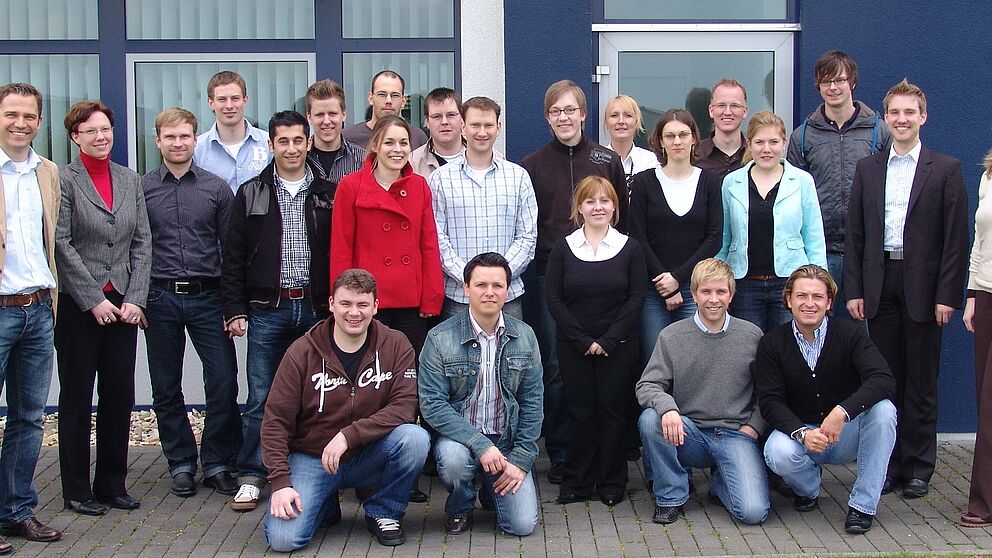 Foto: Die Teilnehmer der Szenarioübung: 20 Studenten der Wirtschaftswissenschaften der Universität Paderborn, Dr. Ralf Ohlendorf von der Fakultät für Wirtschaftswissenschaften, Almut Brünger und Dr. Dominik Freund von der UNITY AG